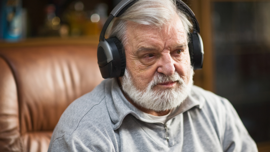 Musik kan användas för att trösta, glädja eller underlätta vid besvärliga situationer i arbetet med vård av demenssjuka. Foto: Shutterstock